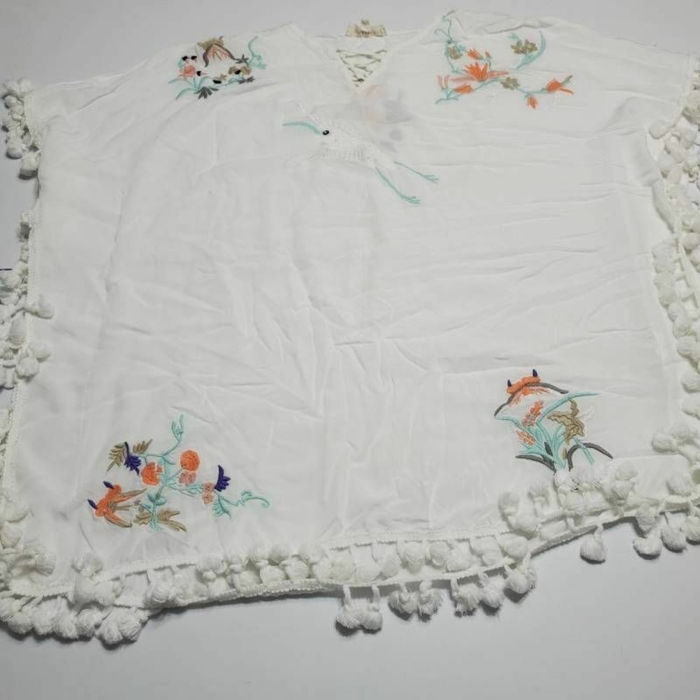 Solitaire Womens Blouse White Short Sleeve Crew Neck Floral Embroidery Pompoms S
